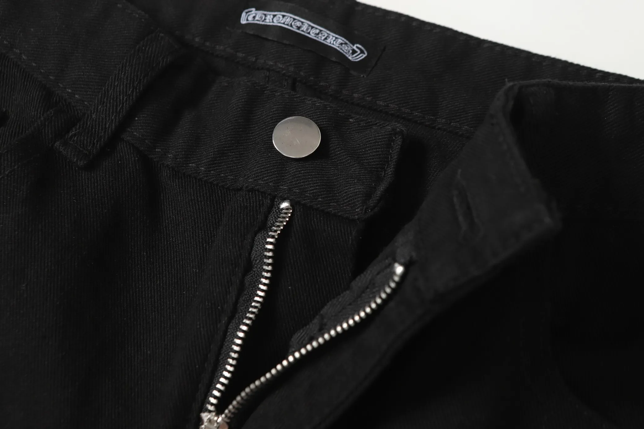 P256 Actual photo [High quality] Coding: LH007 Color: Picture color Size: S to XXXL - Chrome Hearts/Chrome Hearts Classic colored leather cross washed color cloth unisex denim trousers - Vibe style straight stacked god-level version - Carbon fine bias denim color cloth - Old vintage complete set of hardware - Chrome Hearts high version uses high ounce custom fabrics, enzyme washing and soft color fixation, soft and thick to wear The details are all produced by pure hand polishing and craftsmanship. All-over jacquard fabrics have unique design styles. Multiple processes create a full retro feel. Niche unique non-colliding shirts. Customized old spray-painted buttons. Every detail is crafted with craftsmanship. Size Pants length Waist Hips Unit cm S 98 68 100 M 99 72 104 L 100 76 108 XL 101 80 112 XXL 102 84 116 XXXL 103 88 120